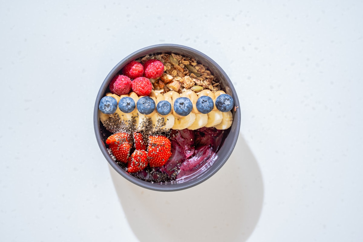 Jogurt naturalny z orzechami i ziarnem